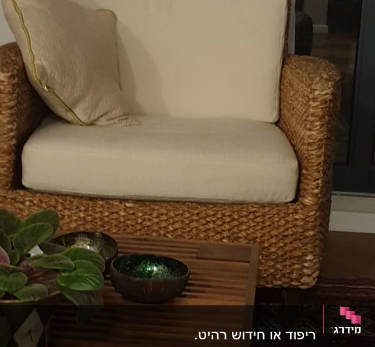 כורסה מרופדת עם כרית על שולחן עץ